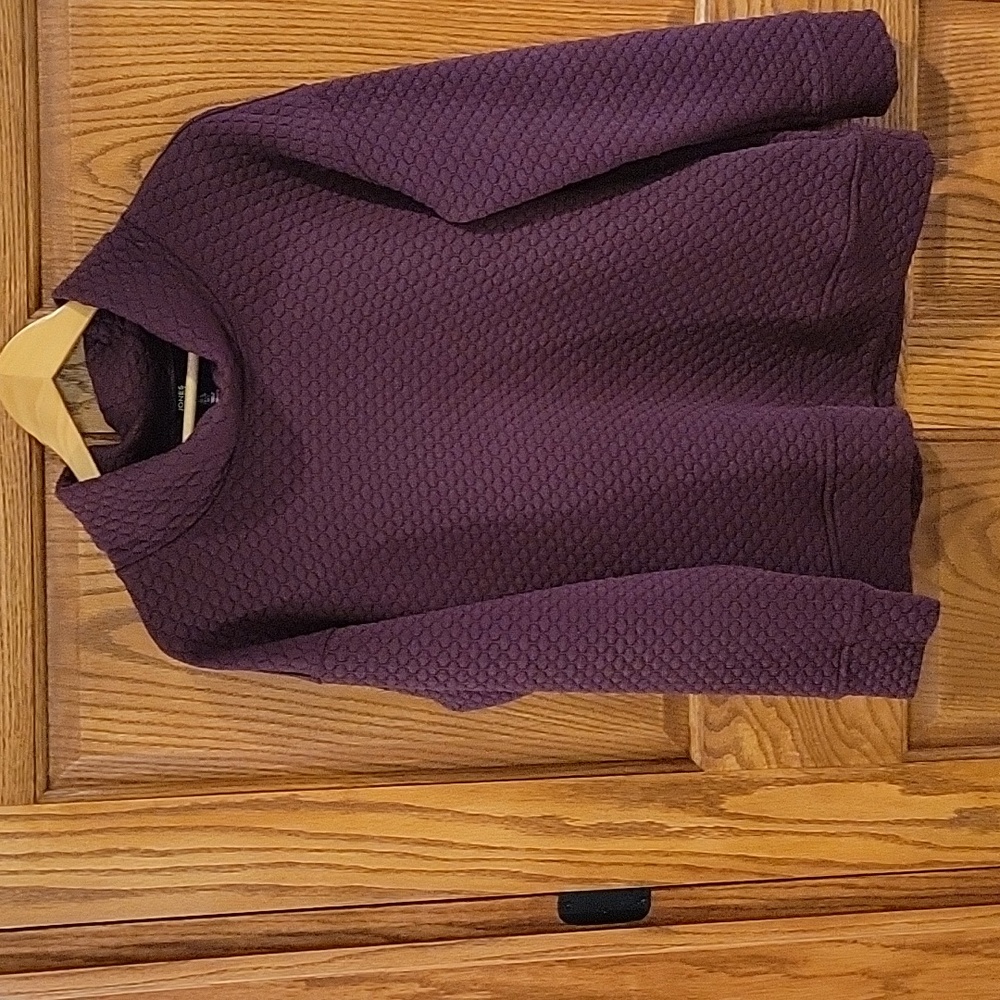 Womens Jones of New York Signature quilted sweatshirt in burgandy, size large.